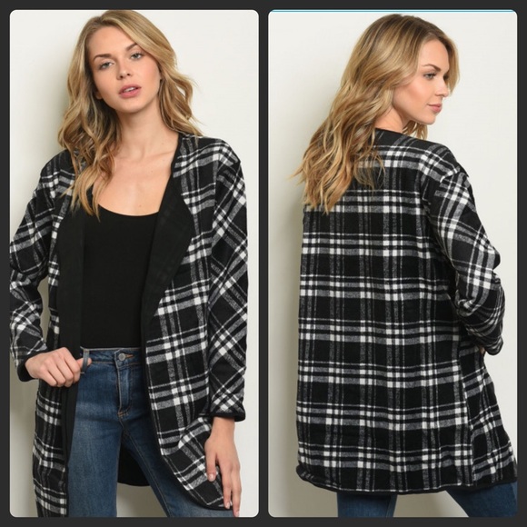 Sweaters - 1 left❤️pretty white and black plaid cardigan